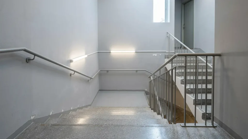 led belysning installerad i trapphus i hasselby gard 1454