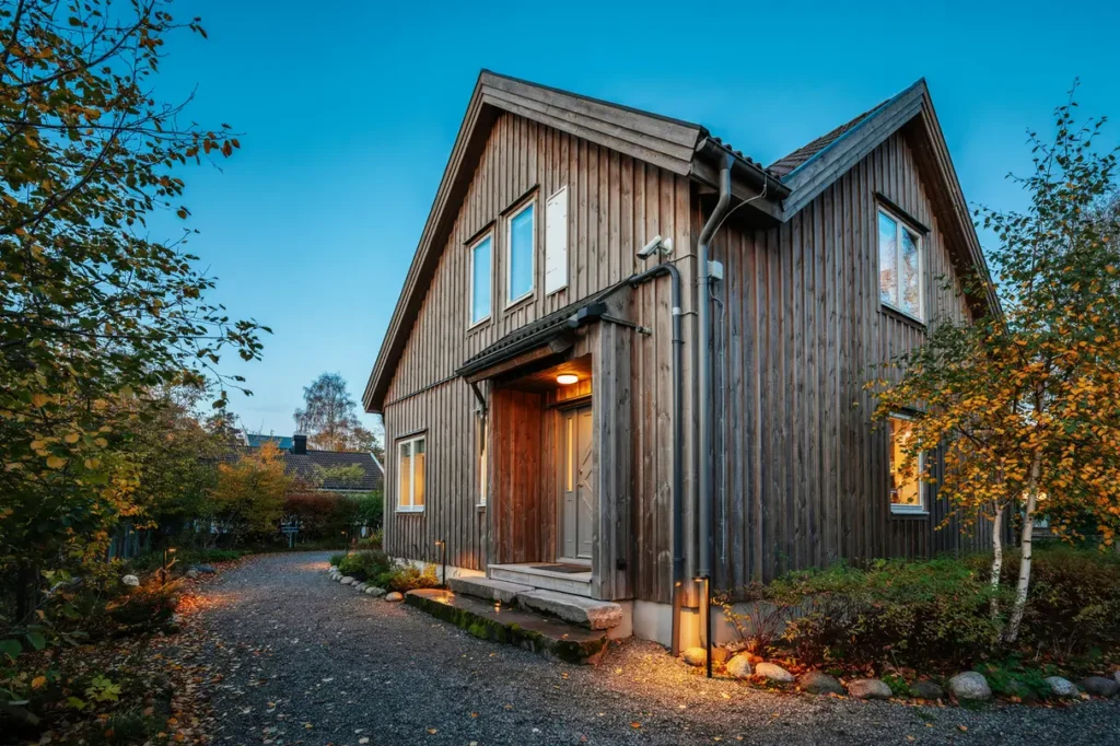 m rkare kv llar i oktober s els krar du utebelysning timer och r relsesensorer inf r h sten